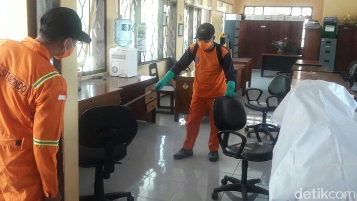 Cegah Penyebaran CoronaPerkantoran Pemerintah di Situbondo Disemprot Disinfektan