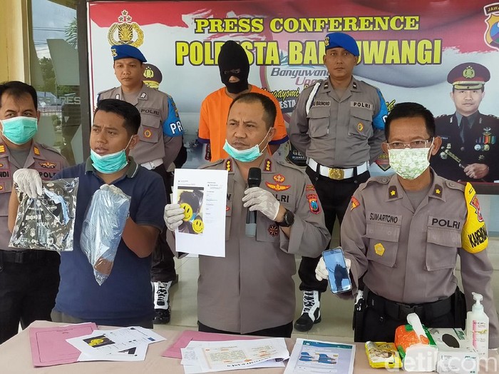 YouTuber di Banyuwangi ditangkap karena menyebarkan video ciuman dengan pacarnya yang masih di bawah umur. Dalam pemeriksaan, ia juga mengakui telah menyetubuhi pacarnya.