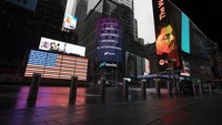 Times Square yang terlihat begitu kosong sebagai imbas pandemi corona (AP/Mark Lennihan)