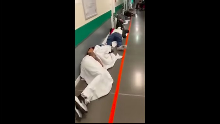 Miris! Kehabisan Tempat Tidur, Pasien Corona Spanyol Berbaring di Lorong RS
