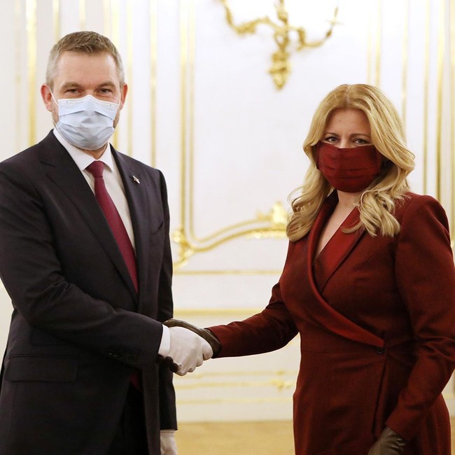 Dalam acara pengunduran Perdana Menteri Slovakia itu, Zuzana terlihat mengenakan masker penutup wajah yang memiliki warna senada dengan pakaian yang dikenakannya, yaitu warna marun.Foto: Dok. Instagram @zuzana_caputova