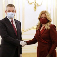 Dalam acara pengunduran Perdana Menteri Slovakia itu, Zuzana terlihat mengenakan masker penutup wajah yang memiliki warna senada dengan pakaian yang dikenakannya, yaitu warna marun.Foto: Dok. Instagram @zuzana_caputova