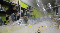 Tim dari Institut Teknologi Sepuluh Nopember (ITS) juga membuat alat pelindung wajah (face shield). Antara Foto/Moch Asim