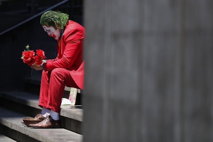 Kesedihan 'Joker' di Tengah Pandemi Corona yang Bikin Haru Pandemi Corona di seluruh dunia terus menampilkan sisi terburuk dari berbagai aspek kehidupan. Di Meksiko, ada 'Joker' yang terlarut dalam kesedihan.