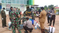 Kegiatan diawali dengan apel pagi bersama di halaman Puskesmas Sota yang dipimpin Danramil 1707-16/Sota, Mayor Inf Daniel Ngilawane. Dilanjutkan membuat cairan disinfektan dari Bayclin. Dok. Puspen TNI