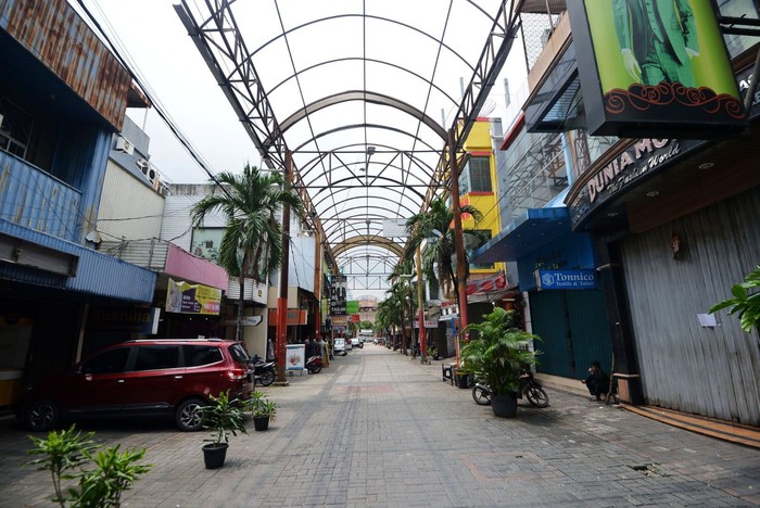 Seorang penjual koran beristirahat di depan toko yang tidak beroperasi di kawasan perdagangan Pasar Baru, Jakarta, Selasa (24/3/2020). Sebagian pemilik toko di pusat perdagangan yang berdiri sejak 1820 tersebut memilih menutup usahanya sementara waktu untuk mengantisipasi meluasnya penyebaran virus corona (COVID-19).
 ANTARA FOTO/Aditya Pradana Putra/nz.