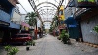 Suasana kawasan perdagangan Pasar Baru, Jakarta, tampak sepi, Selasa (24/3/2020).