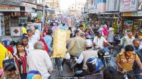 India pun juga diprediksi menjadi negara superpower. Peningkatan juga terjadi di kualitas televisi, ponsel, dan merek mobil selama 15 tahun terakhir. Perjalanan udara pun menjadi sarana untuk emngjangkau kemanapun dan rumah-rumah menjadi lebih terlihat mewah dan kaya. (Powerofforever/Getty Images/BBC)