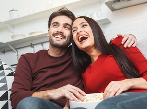 Nonton Film Romantis Bisa Buat Sejoli Makin Lengket, Ini Faktanya