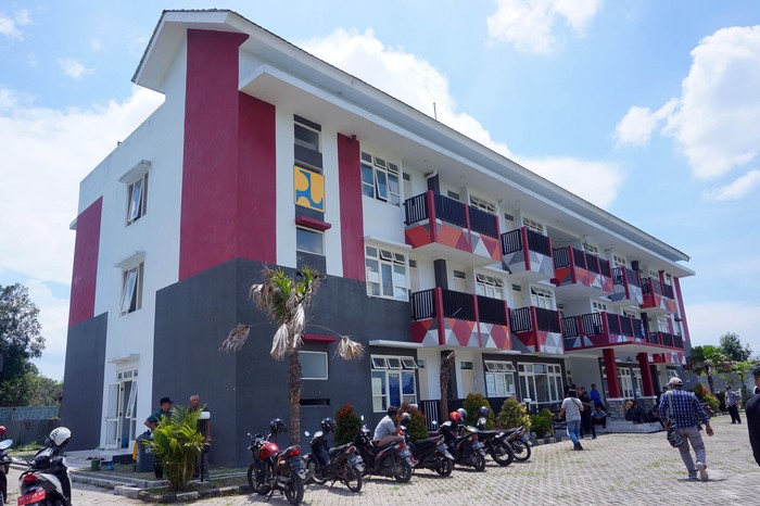 RUSUNAWA MENJADI RS DARURAT COVID-19 DI KEDIRI Suasana Rusunawa Mahasiswa IAIN Tulungagung di Tulungagung, Jawa Timur, Selasa (24/3/2020). Dua Rumah Susun Sewa Sederhana (Rusunawa) Mahasiswa IAIN Tulungagung berkapasitas 110 kamar dan 220 bed empat tidur itu kini tengah dperisiapkan sebagai rumah sakit darurat penanggulangan wabah COVID-19 guna mengantisipasi jika terjadi lonjakan kasus di wilayah tersebut sementara kamar isolasi RSUD dr Iskak Tulungagung plus dua puskesmas penyangga tidak mencukupi. ANTARA FOTO/Destyan Sujarwoko/aww.
