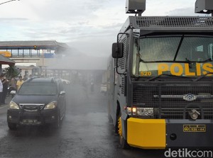 Water Canon Semprot Kendaraan Pemudik Nyepi dengan Disinfektan