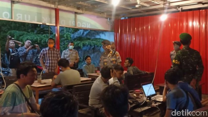 Polisi Ajak Warga Bubar di Keramaian Dengan Humanis