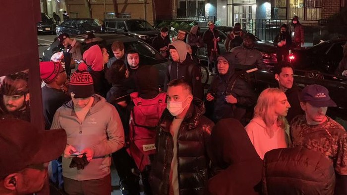 Pengantar makanan berkerumun di restoran new york