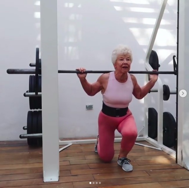 Nenek yang satu ini menjadi bukti nyata bahwa usia bukanlah penghalang untuk melakukan berbagai macam aktivitas. Walau telah menginjak usia 73 tahun, nenek yang berasal dari Ontario ini masih aktif berolahraga. Foto: Instagram @trainwithjoan