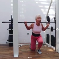 Nenek yang satu ini menjadi bukti nyata bahwa usia bukanlah penghalang untuk melakukan berbagai macam aktivitas. Walau telah menginjak usia 73 tahun, nenek yang berasal dari Ontario ini masih aktif berolahraga. Foto: Instagram @trainwithjoan
