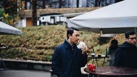 Sambil jalan santai, Dhani asyik menikmati sepotong roti sambil jalan-jalan. Dalam kesehariannya, Dhani selalu terlihat mendampingi Prabowo dalam berbagai kegiatan. Foto: instagram @dhaniwirianata