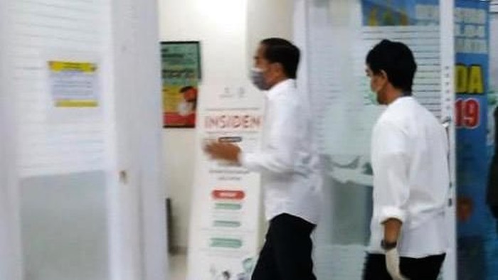 Jokowi Tiba di RS TNI Slamet Riyadi Solo Presiden Jokowi tiba di RST Slamet Riyadi Solo. Jokowi datang untuk melihat ibunya Sujiatmi Notomiharjo yang meninggal dunia sore tadi.