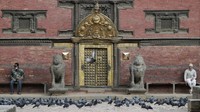 Sekolah, kantor, dan pasar ditutup dan jalan-jalan tampak sepi di ibukota Kathmandu pada Selasa (24/3), ketika orang-orang dan bisnis mematuhi perintah itu. Pelanggaran membawa hukuman.