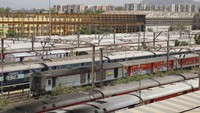 Sejumlah kereta pun tampak terparkir dan tak beroperasi di salah satu stasiun kereta yang berada di India. AP Photo/Rafiq Maqbool.