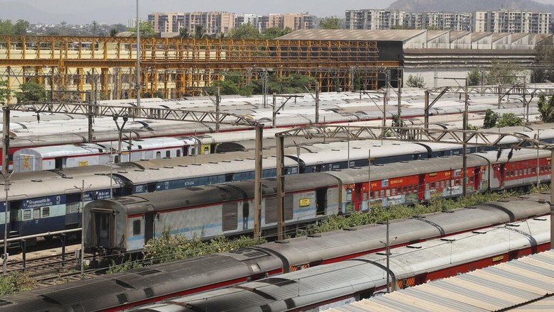 Foto Before-After Stasiun Kereta di India Imbas Corona Penerapan lockdown membuat akses transportasi ke luar dan masuk India dihentikan sementara. Stasiun kereta yang biasanya ramai oleh warga kini sunyi dan sepi.