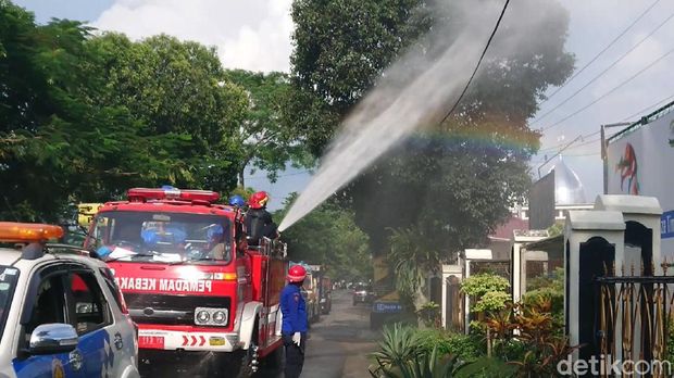 Penyemprotan disinfektan juga dilakukan dengan mobil pemadam kebakaran.