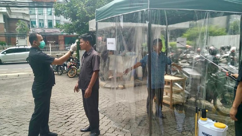 Bilik disinfektan di pool taksi Bluebird Bilik disinfektan di pool taksi Bluebird