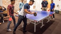 Intuit, perusahaan software asal Amerika Serikat, juga memiliki arena olahraga di kantornya. Terlihat beberapa orang pegawainya sedang bermain tenis meja. dok. fortune.com
