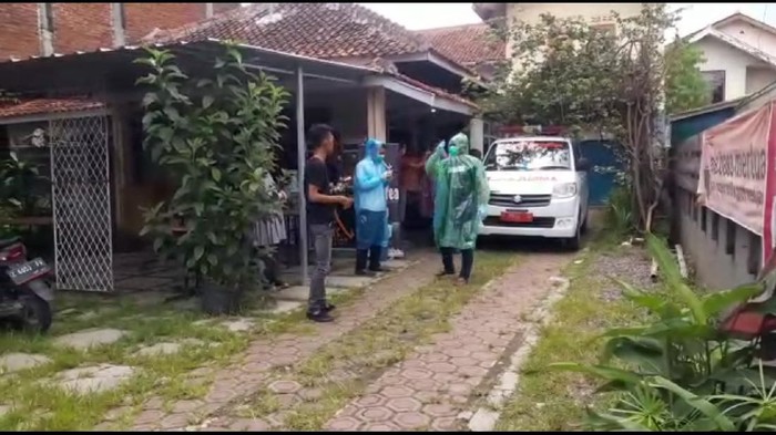 Petugas pakai APD evakuasi jasad dokter yang tewas di kamar kos di Garut