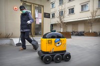 Virus Corona membuat warga di China menerapkan social distancing. Robot pengantar makanan pun banyak diburu untuk mudahkan aktivitas warga selama isolasi diri.