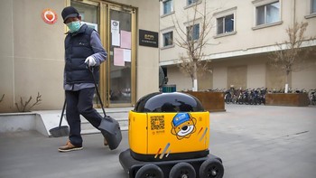 Ditengah gempuran COVID-19, teknologi China mengembangkan robot yang mampu membantu warganya seperti mengantar makanan hingga mengawasi mal. AP Photo/Mark Schiefelbein.