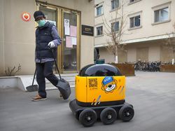 Keren! Ada Robot Pengantar Makanan hingga Pengawas Mal di China