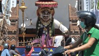 Warga melintas dan mengabadikan beragam Ogoh-ogoh yang telah dibuat menjelang Hari Raya Nyepi Tahun Saka 1942 di Badung, Bali. Meskipun demikian, pelaksanaan Nyepi di Pulau Dewata itu masih bisa berjalan dengan baik dan khidmat saat ini.