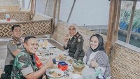 Berbagai pose seru saat kulineran juga kerap dibagikan lewat instagramnya. Salah satunya ketika makan bersama anggota TNI dan kepolisian ini. Mereka memilih santap siang di restoran berkonsep lesehan. Foto: instagram @cellicanurrachadiana