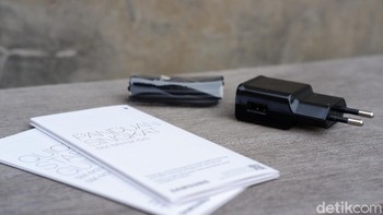 Aksesori yang disertakan dalam kotak penjualan berupa charger, kabel data USB Type C dan buku petunjuk. Foto: Adi Fida Rahman/detikINET