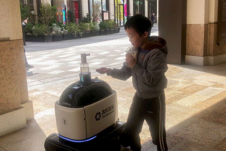 Robot Pengantar Makanan hingga Penyedia Hand Sanitizer di China Virus Corona membuat warga di China menerapkan social distancing. Robot pengantar makanan pun banyak diburu untuk mudahkan aktivitas warga selama isolasi diri.