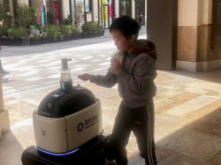 Keren! Ada Robot Pengantar Makanan hingga Pengawas Mal di China