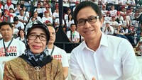 Tak hanya Jokowi yang dekat dengan Ibundanya. Addie MS juga sempet berfoto dengan almarhumah Sudjiatmi saat kampanye Jokowi beberapa tahun lalu. FB Addie MS/File.