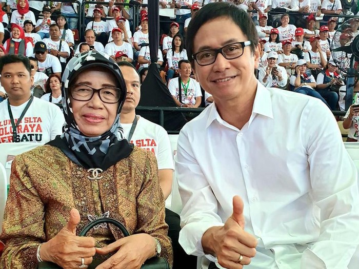 Ibunda Presiden Joko Widodo, Sudjiatmi Notomiharjo, telah meninggal dunia pada usia 77 tahun. Begini beberapa momen kebersamaan Jokowi dengan almarhumah ibunya.