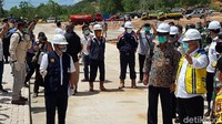 Menteri PUPR Basuki Hadimuljono mendapatkan penjelasan terkait progres pembangunan RS yang berada di Pulau Galang, Kepulauan Riau ini (dok. Istimewa)