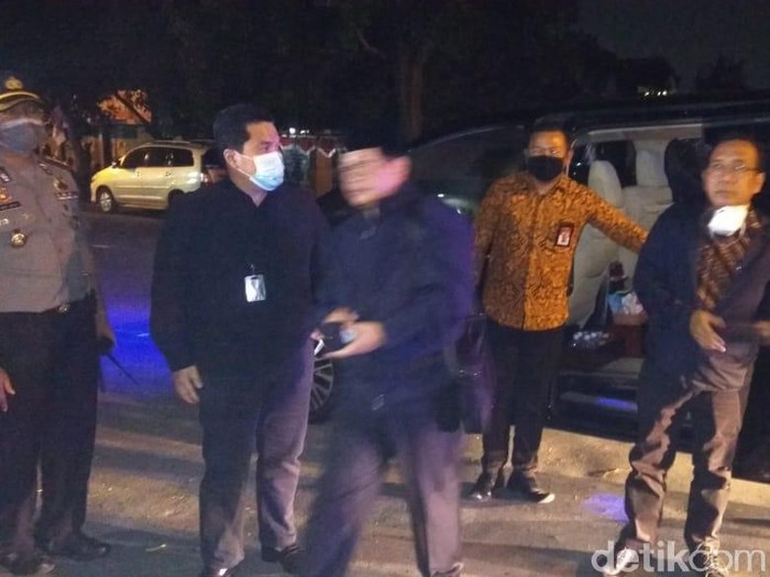 Mensesneg Pratikno, Menteri BUMN Erick Thohir dan Seskab Pramono Anung tiba di rumah duka Ibunda Jokowi, Solo, Rabu (25/3/2020).