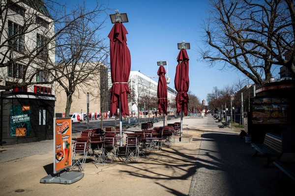 Jalan-jalan kosong dan restoran terlihat tutup di ujung Unter den Linden, Berlin, Jerman. Virus corona dan penyakit yang ditimbulkannya, COVID-19, memiliki dampak mendasar pada masyarakat, pemerintah dan ekonomi di Jerman, Kehidupan publik telah dibatasi pada hal-hal penting dalam upaya oleh otoritas untuk memperlambat penyebaran virus itu. Getty Images/Maja Hitij. Jalan-jalan kosong dan restoran terlihat tutup di ujung Unter den Linden, Berlin, Jerman. Virus corona dan penyakit yang ditimbulkannya, COVID-19, memiliki dampak mendasar pada masyarakat, pemerintah dan ekonomi di Jerman, Kehidupan publik telah dibatasi pada hal-hal penting dalam upaya oleh otoritas untuk memperlambat penyebaran virus itu. Getty Images/Maja Hitij.