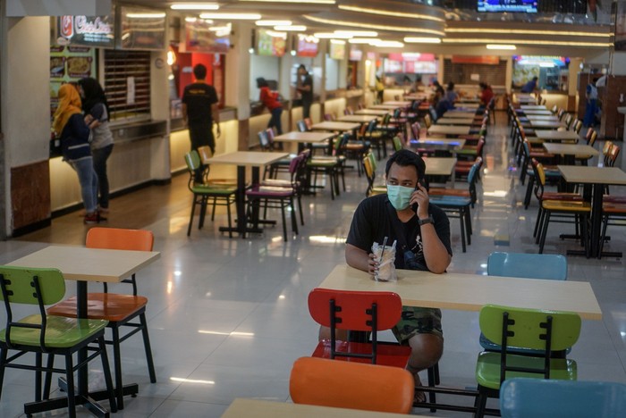 Warga duduk pusat jajanan atau food court di pusat perbelanjaan Grand Mall, Solo, Jawa Tengah, Rabu (25/3/2020). Pemerintah Kota Solo mengeluarkan surat edaran untuk melakukan pembatasan jam operasional Mall atau pusat perbelanjaan selama status Kejadian Luar Biasa (KLB) untuk mengantipasi penyebaran virus corona atau COVID-19. ANTARA FOTO/Mohammad Ayudha/hp.