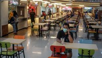 Pemerintah Kota Solo mengeluarkan surat edaran untuk melakukan pembatasan jam operasional Mall atau pusat perbelanjaan selama status Kejadian Luar Biasa (KLB) untuk mengantipasi penyebaran virus corona atau COVID-19. ANTARA FOTO/Mohammad Ayudha.