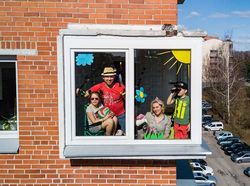 Potret Aneka Gaya Diam di Rumah Demi Cegah Corona