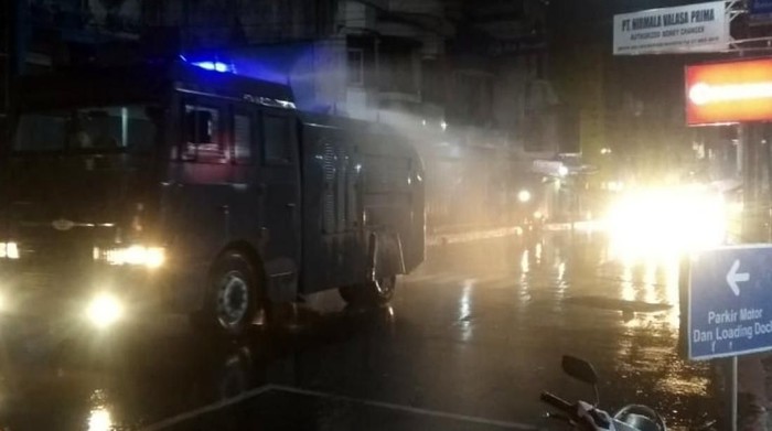 Kendaraan Taktis Polisi Semprot Disinfektan ke Jalan Di Sukabumi