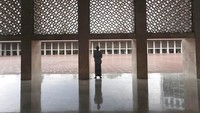 Pemkot DKI Jakarta hingga kini terus menghimbau masyarakat untuk tidak beraktifitas diluar rumah kecuali keadaan yang sangat mendesak guna menekan semakin luasnya penyebaran virus Corona. AP Photo/Tatan Syuflana.