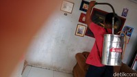 Lantai, tembok, kursi dan jalanan disemprot disinfektan. 