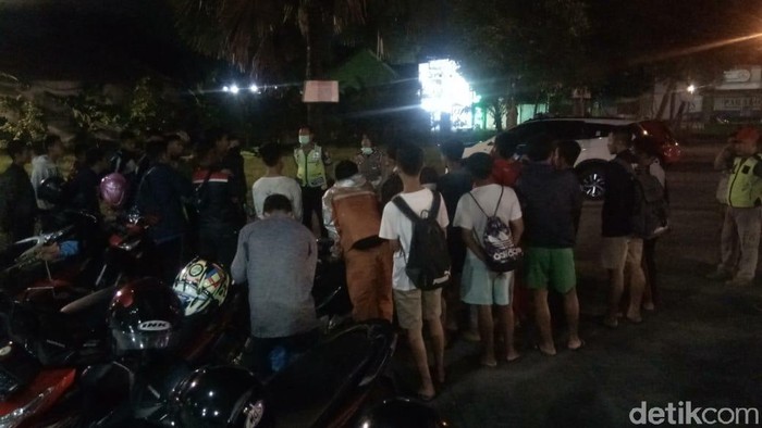 polisi bubarkan kerumunan warga