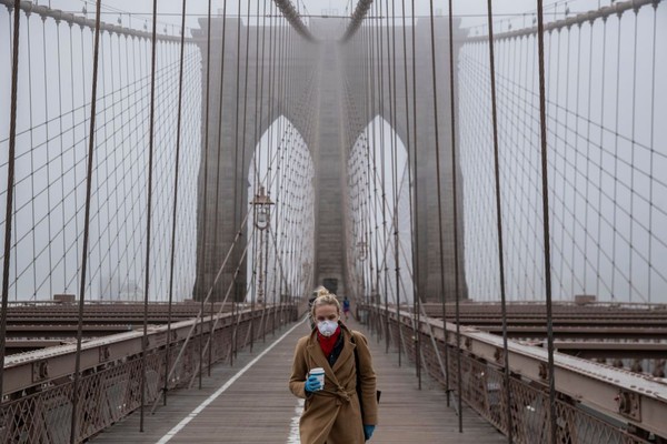 Seorang warga melintas di jembatan Brooklyn yang sepi akibat wabah Covid 19. Getty Images/Victor J. Blue. Seorang warga melintas di jembatan Brooklyn yang sepi akibat wabah Covid 19. Getty Images/Victor J. Blue.