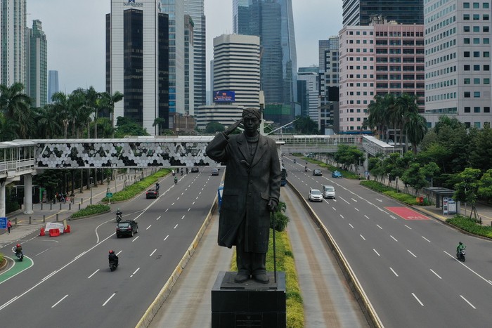 Imbauan untuk kurangi aktivitas di luar rumah membuat lalin di Jakarta kini lengang. Imbauan itu turut berkontribusi pada perbaikan kualitas udara di ibu kota.
